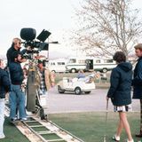 Blickwechsel: Für das Drama "Eine ganz normale Familie" mit Donald Sutherland und Mary Tyler Moore probierte Redford 1980 erstmals auch den Regiestuhl aus und überprüfte schon mal selbst die Kamera-Einstellungen