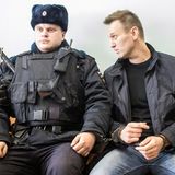 Nawalny gestikuliert, als ihm Handschellen angelegt werden