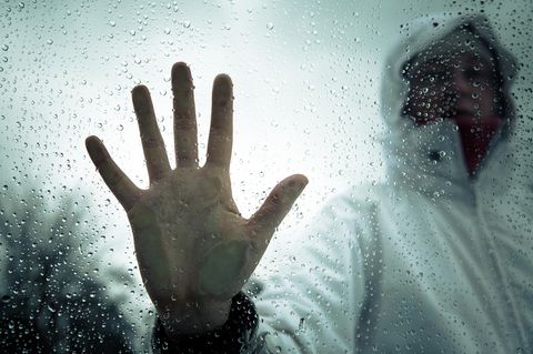 Sexualstraftaten zukünftig aufklären: Person legt Hand an verregnete Scheibe