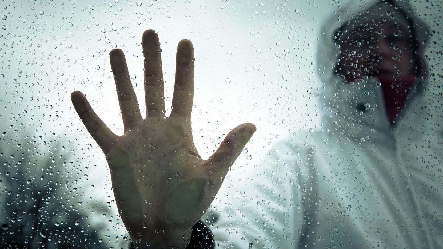 Sexualstraftaten zukünftig aufklären: Person legt Hand an verregnete Scheibe Sexualstraftaten zukünftig aufklären: Person legt Hand an verregnete Scheibe