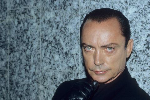 Udo Kier schaut ernst in die Kamera