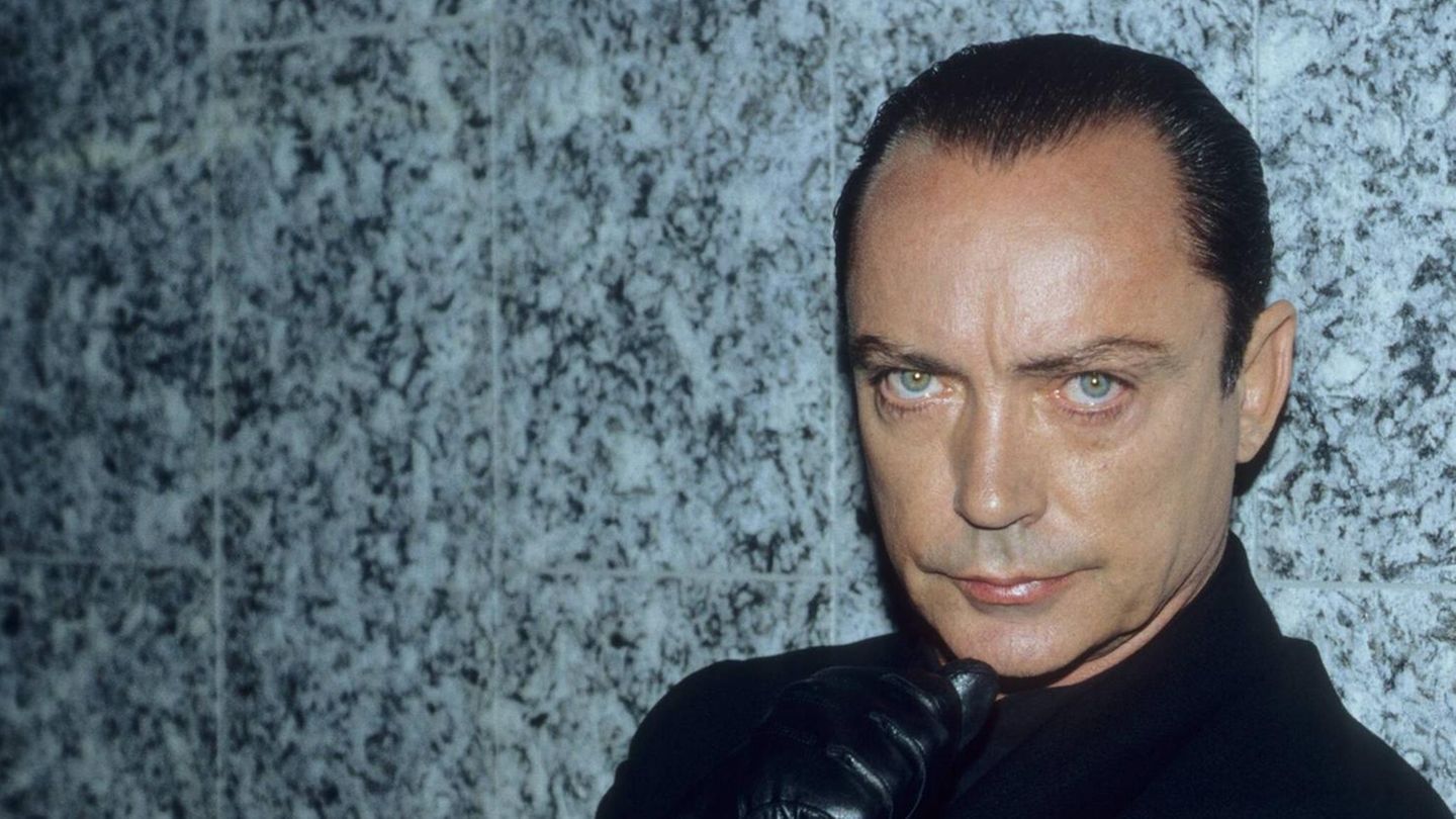 Udo Kier schaut ernst in die Kamera