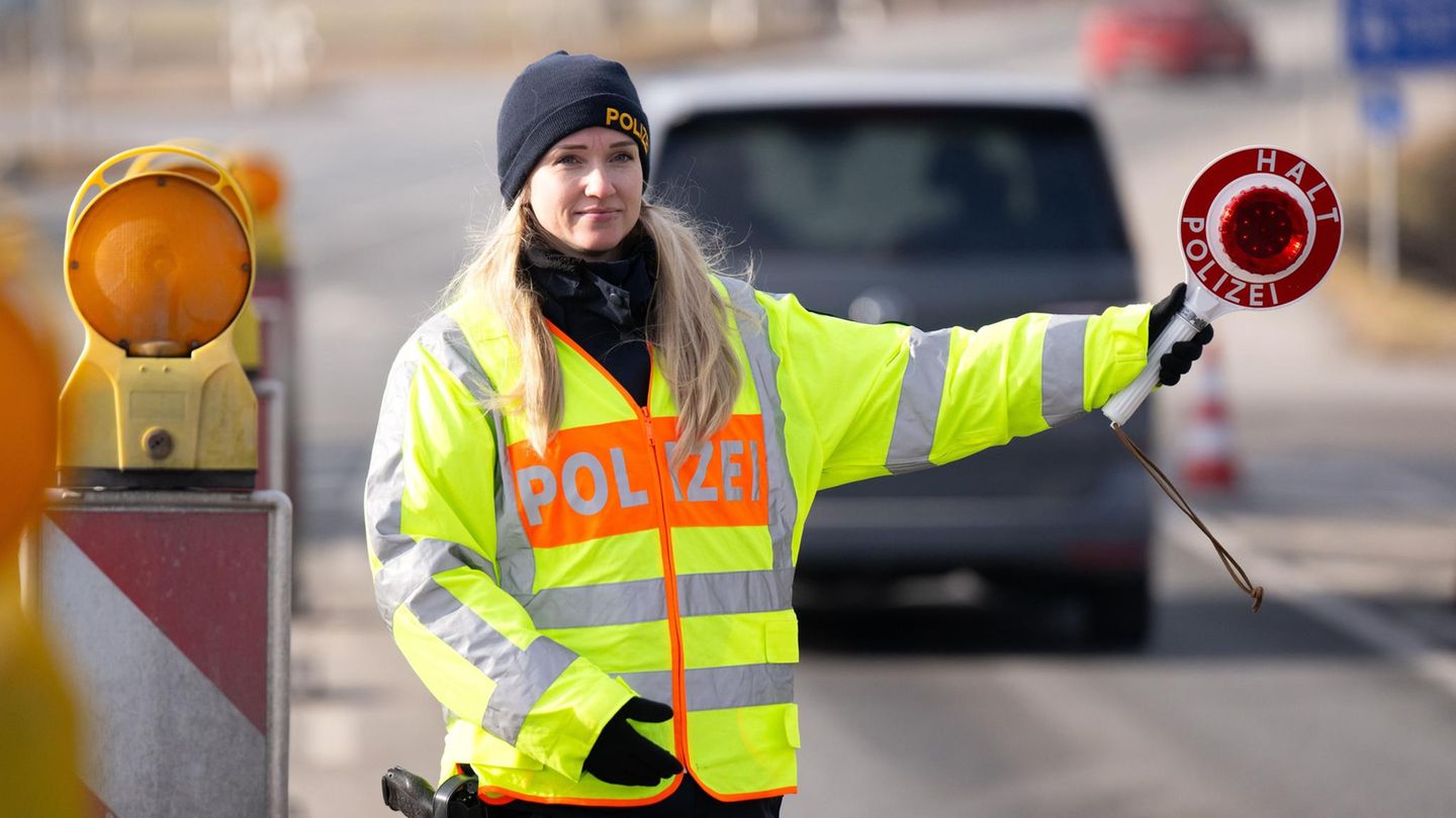 Polizisten kontrollieren an einer mobilen Kontrollstelle kurz hinter der Grenze Fahrzeuge (Symbolfoto)