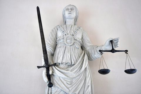 Figur mit Waage und Schwert