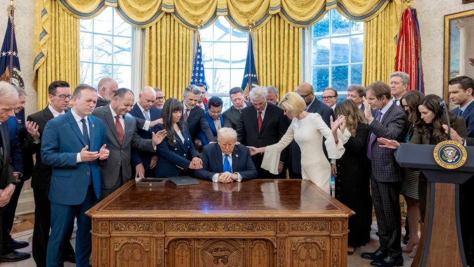 Gebet von Trump und Evangelikalen im Oval Office