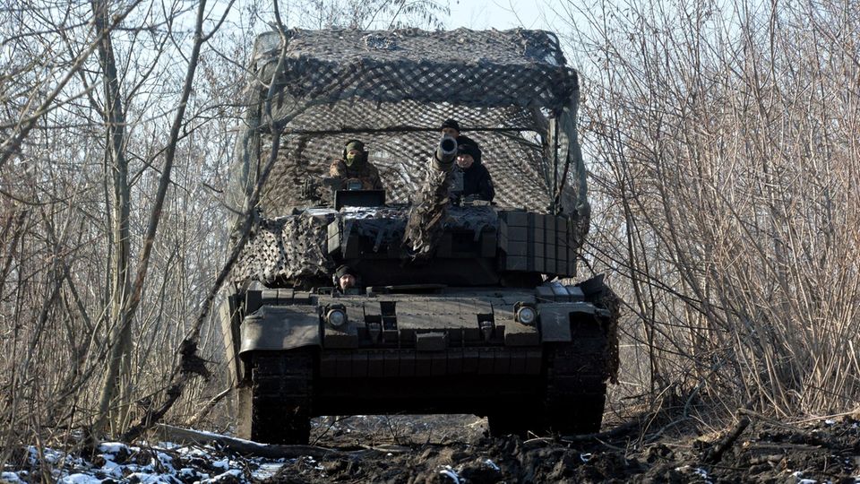 Report im Video: So opponieren ukrainische Soldaten in Kursk Vier ukrainische Soldaten sitzen auf einem getarnten Panzer im Wald