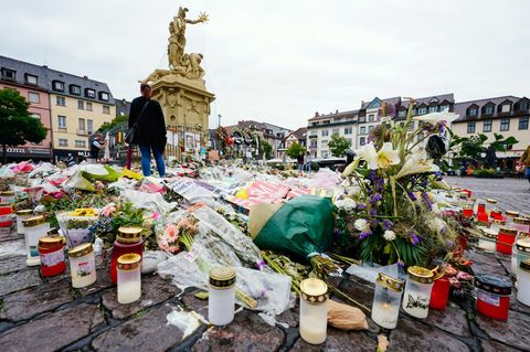 Blumen und Kerzen auf dem Mannheimer Marktplatz nach dem Mord an Rouven Laur