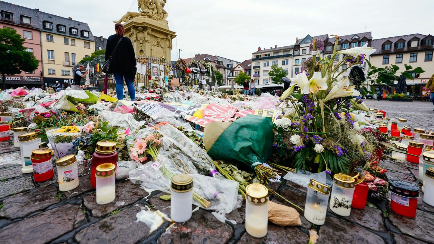Blumen und Kerzen auf dem Mannheimer Marktplatz nach dem Mord an Rouven Laur Blumen und Kerzen auf dem Mannheimer Marktplatz nach dem Mord an Rouven Laur