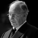 Das Oberhaupt der muslimischen Ismailiten verstarb am 4. Februar im Alter von 88 Jahren. Karim Al Husseini, wie der Aga Khan mit bürgerlichem Namen hieß, übernahm seine Rolle als Oberhaupt der Glaubensgemeinschaft im Jahr 1957 mit 20 Jahren. Der Aga Khan gilt bei den Ismailiten als direkter Nachkomme des Propheten Mohammed. Zudem galt er mit einem zuletzt geschätzten Vermögen von mehr als 10 Milliarden Euro als einer der reichsten Männer der Welt