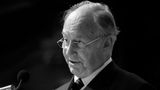 Das Oberhaupt der muslimischen Ismailiten verstarb am 4. Februar im Alter von 88 Jahren. Karim Al Husseini, wie der Aga Khan mit bürgerlichem Namen hieß, übernahm seine Rolle als Oberhaupt der Glaubensgemeinschaft im Jahr 1957 mit 20 Jahren. Der Aga Khan gilt bei den Ismailiten als direkter Nachkomme des Propheten Mohammed. Zudem galt er mit einem zuletzt geschätzten Vermögen von mehr als 10 Milliarden Euro als einer der reichsten Männer der Welt
