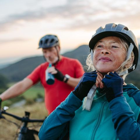 Fett gegen das Altern: Älteres Paar auf Radtour