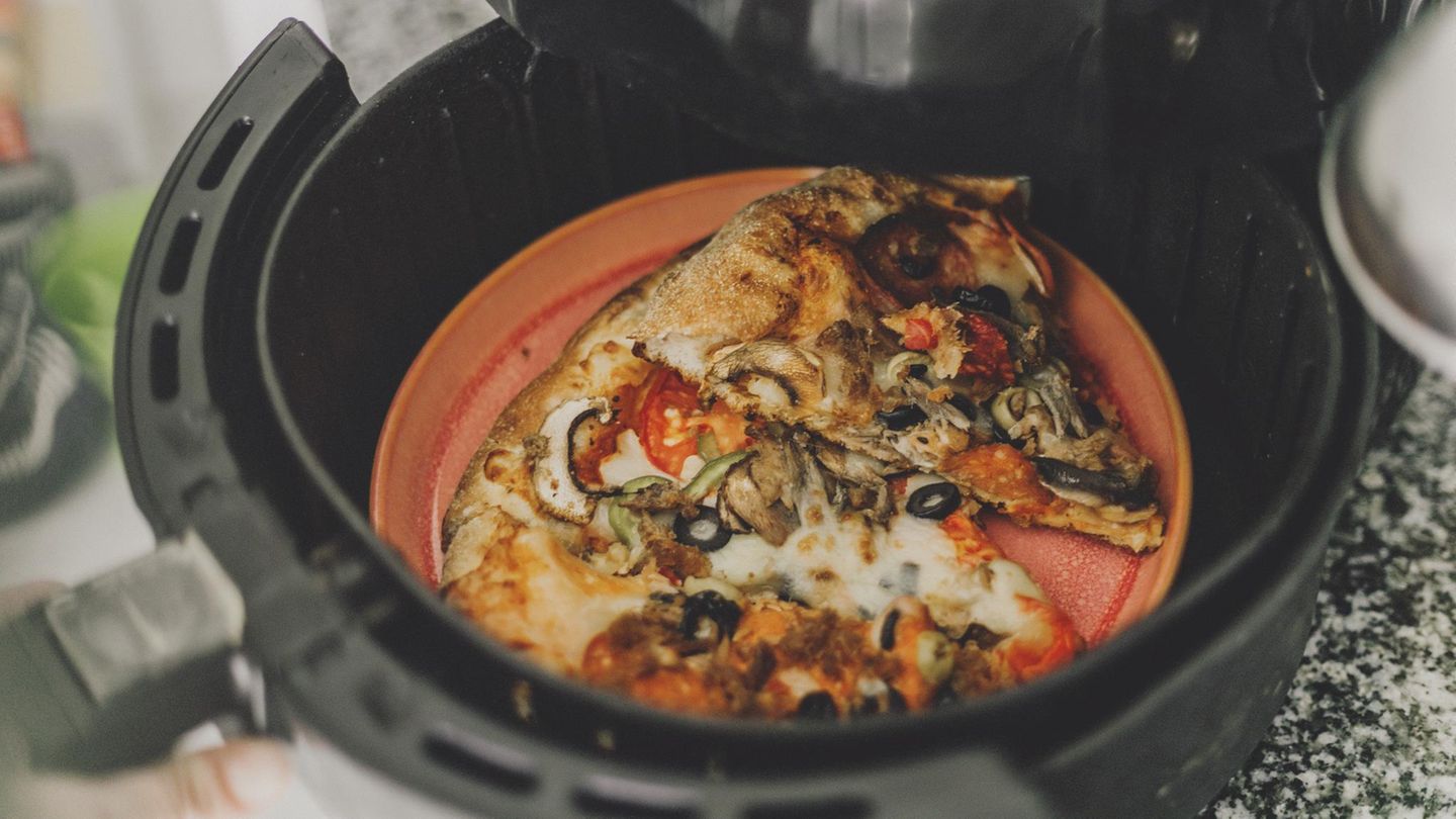 Hype um Heißluftfritteusen: Pizza aus dem Airfryer: So gelingt der knusprige Genuss