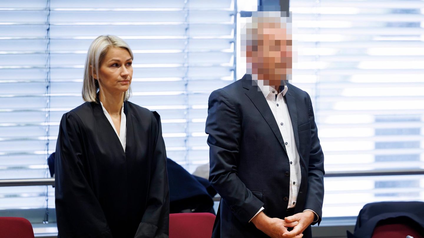 Umstrittener Kinderpsychiater: Michael Winterhoff am Mittwoch vor dem Landgericht Bonn. Der Kinder- und Jugendpsychiater ist angeklagt wegen gefährlicher Körperverletzung durch Beibringung von Medikamenten Michael Winterhoff am Mittwoch vor dem Landgericht Bonn. Der Kinder- und Jugendpsychiater ist angeklagt wegen gefährlicher Körperverletzung durch Beibringung von Medikamenten