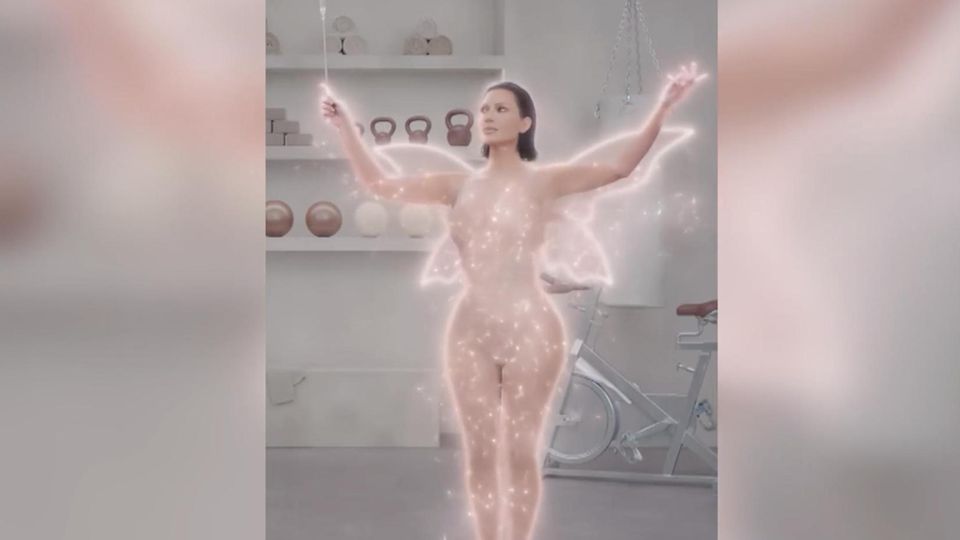 "Gute Popo-Fee" Kim Kardashian zaubert größere Brüste und größeren Hintern Kim Kardashian glitzert verkleidet als Fee in einem Werbespot