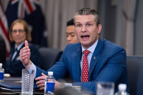 Pete Hegseth kündigt an, dass sich die USA aus den Ukraine-Hilfen zurückziehen werden