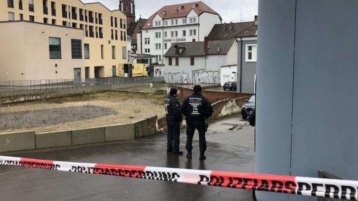 Ein Absperrband der Polizei am Tatort. Im Bahnhofsviertel wurde eine Frau aus dem Elsass auf offener Straße getötet