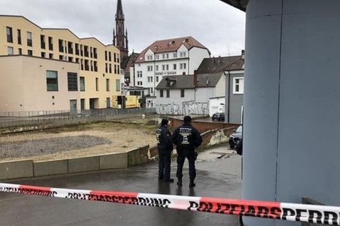 Ein Absperrband der Polizei am Tatort. Im Bahnhofsviertel wurde eine Frau aus dem Elsass auf offener Straße getötet