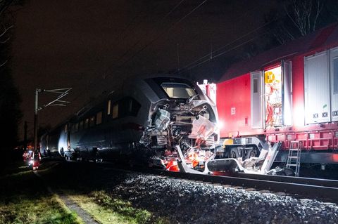 Techniker der Bahn arbeiten nach einem Zugunglück an einem beschädigten ICE