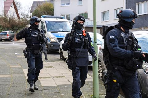 In schwerer Montur: Nach Hinweisen auf eine Gefahr für eine Schülerin sucht die Polizei einen Jugendlichen Foto: Alex Talash/dpa
