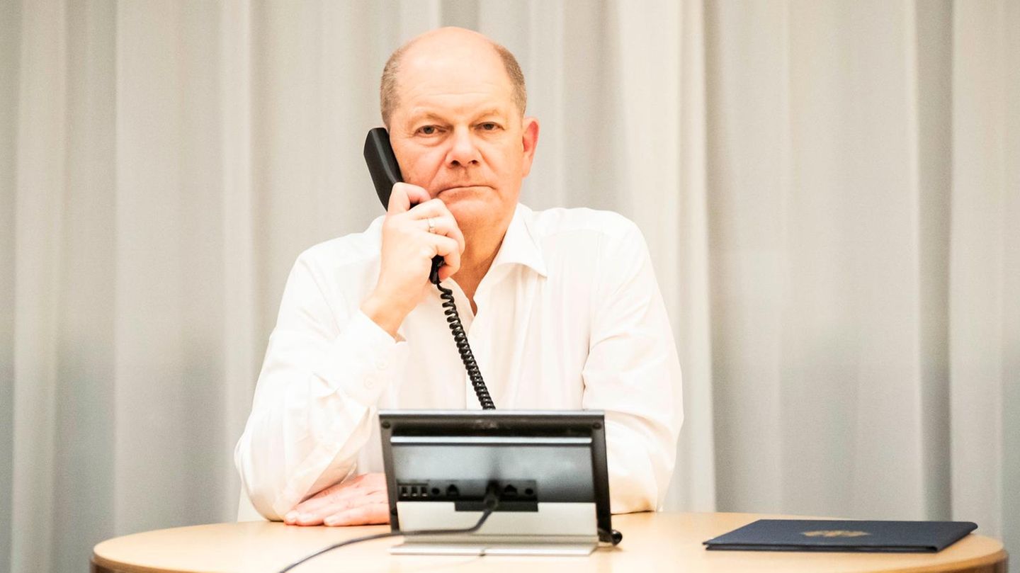 Bundeskanzler Olaf Scholz bei einer Telefonkonferenz
