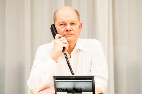 Bundeskanzler Olaf Scholz bei einer Telefonkonferenz