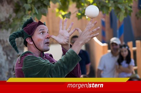 Die moderne Interpretation eines Hofnarrs, aufgenommen in Portugal auf einem Mittelalterfest
