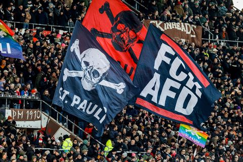 Im Millernstadion beim FC St. Pauli ertönt vor Spielbeginn das Lied "Das Herz von St. Pauli"
