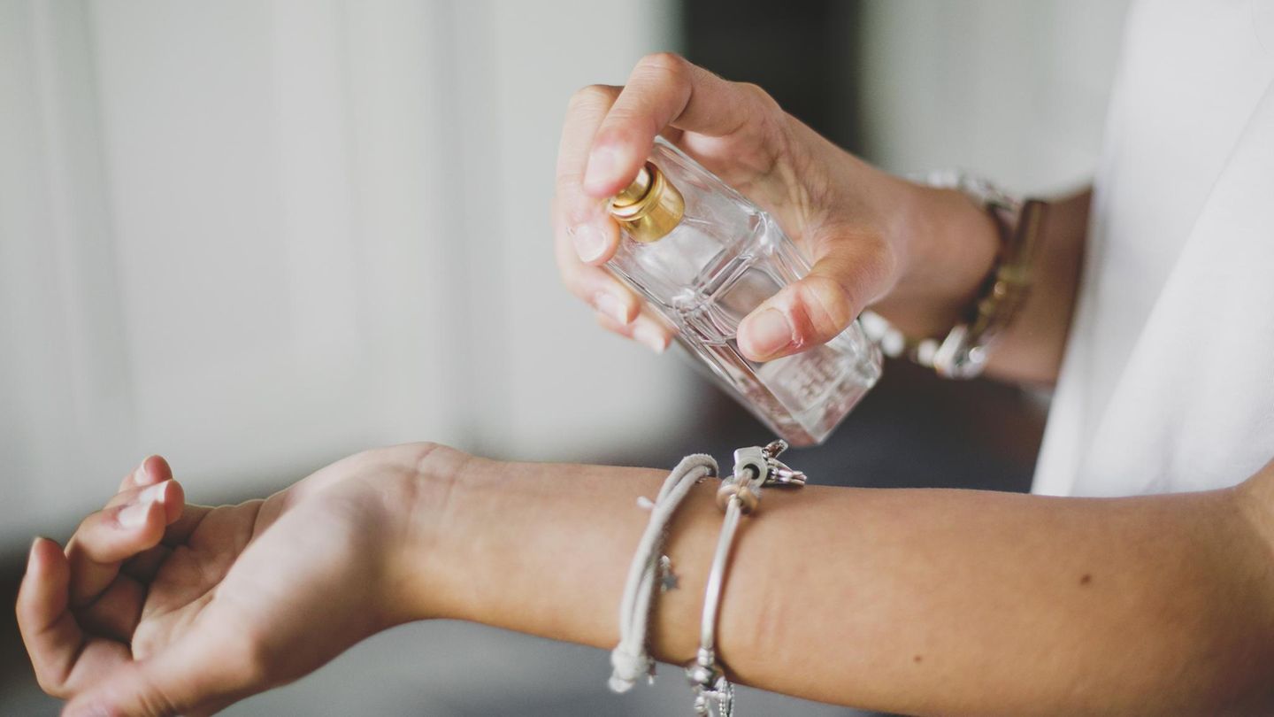 Person trägt Parfum auf