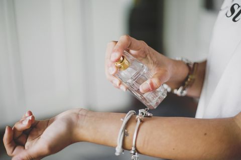 Person trägt Parfum auf