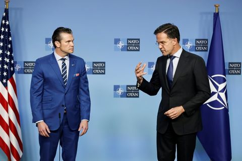 Nato-Chef Rutte (r) mit US-Verteidigungsminister Hegseth