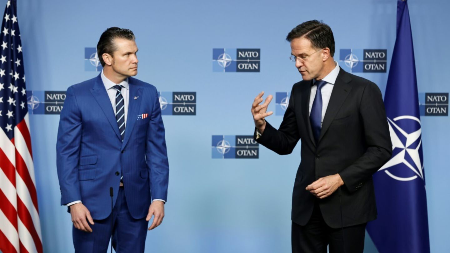 Nato-Chef Rutte (r) mit US-Verteidigungsminister Hegseth
