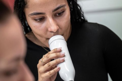Patientin Errestine-Abigail Drude und Klinikumsmitarbeiterin Lena Bauermeister beim Lungenfunktionstest