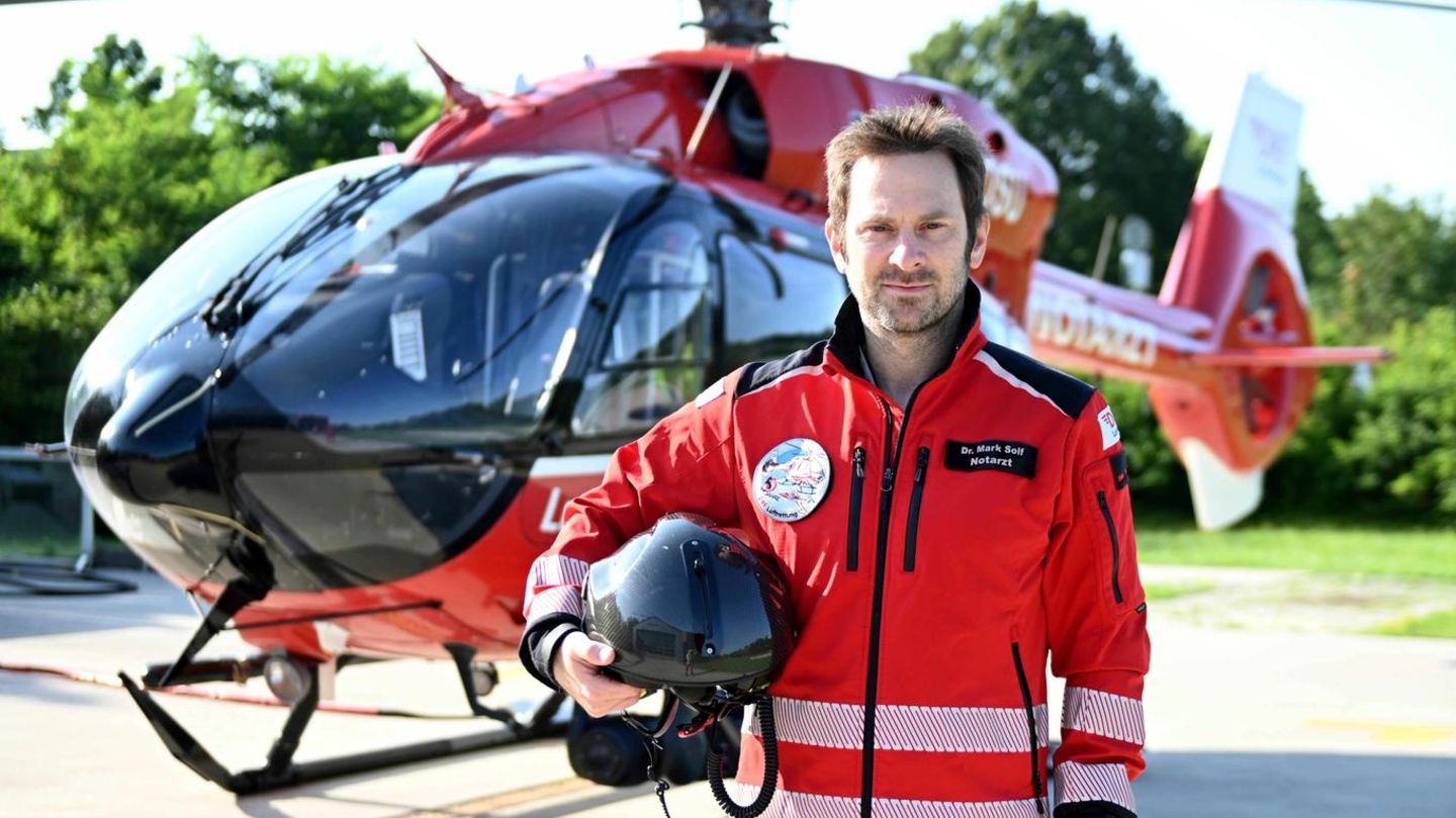Mark-Alexander Solf vor einem Rettungshubschrauber Mark-Alexander Solf vor einem Rettungshubschrauber