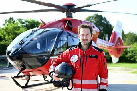 Mark-Alexander Solf vor einem Rettungshubschrauber