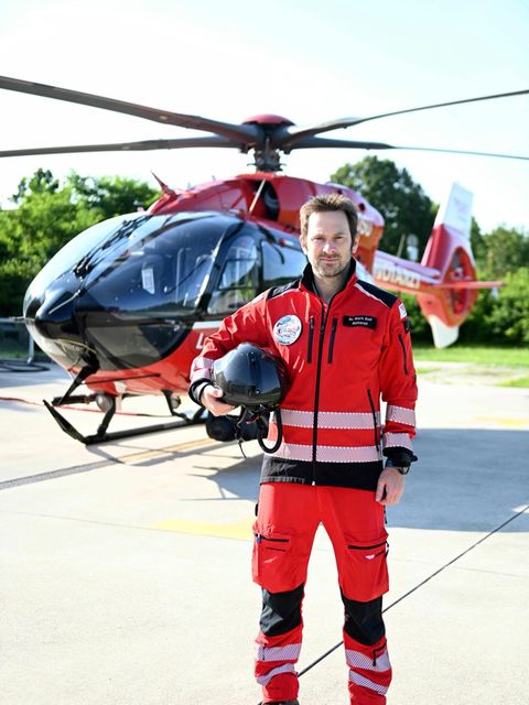 Mark-Alexander Solf vor einem Rettungshubschrauber
