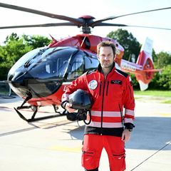 Mark-Alexander Solf vor einem Rettungshubschrauber