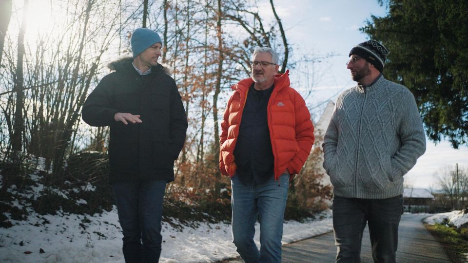 In Bayern auf dem Dorf: Zamperoni mit Wolfgang Köster (M.) und Johann Heimgreiter, die sich bei "Bairawies Aktiv" engagieren – der Verein organisiert den Widerstand gegen eine Flüchtlingsunterkunft. Köster ist bei den Grünen