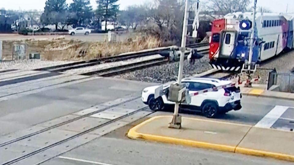 Ein US-amerikanischer Zug kollidiert mit einem weißen SUV