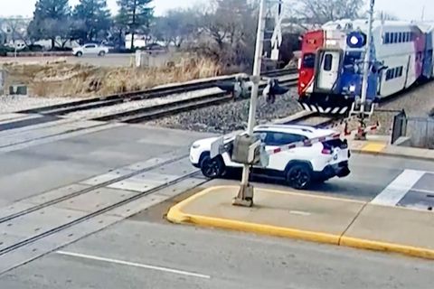 Ein US-amerikanischer Zug kollidiert mit einem weißen SUV