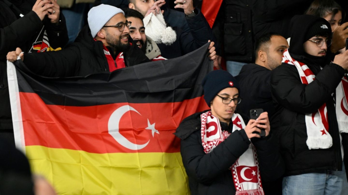 Deutsche Flagge mit türkischem Halbmond (in Stadion)
