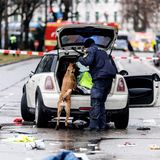 Die Polizei untersucht mit einem Spürhund ein Auto der Marke Mini unweit des Stiglmaierplatzes