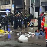 Die Beamten nahmen den Fahrer des Wagens in Gewahrsam, die Hintergründe des Geschehens waren zunächst unklar.