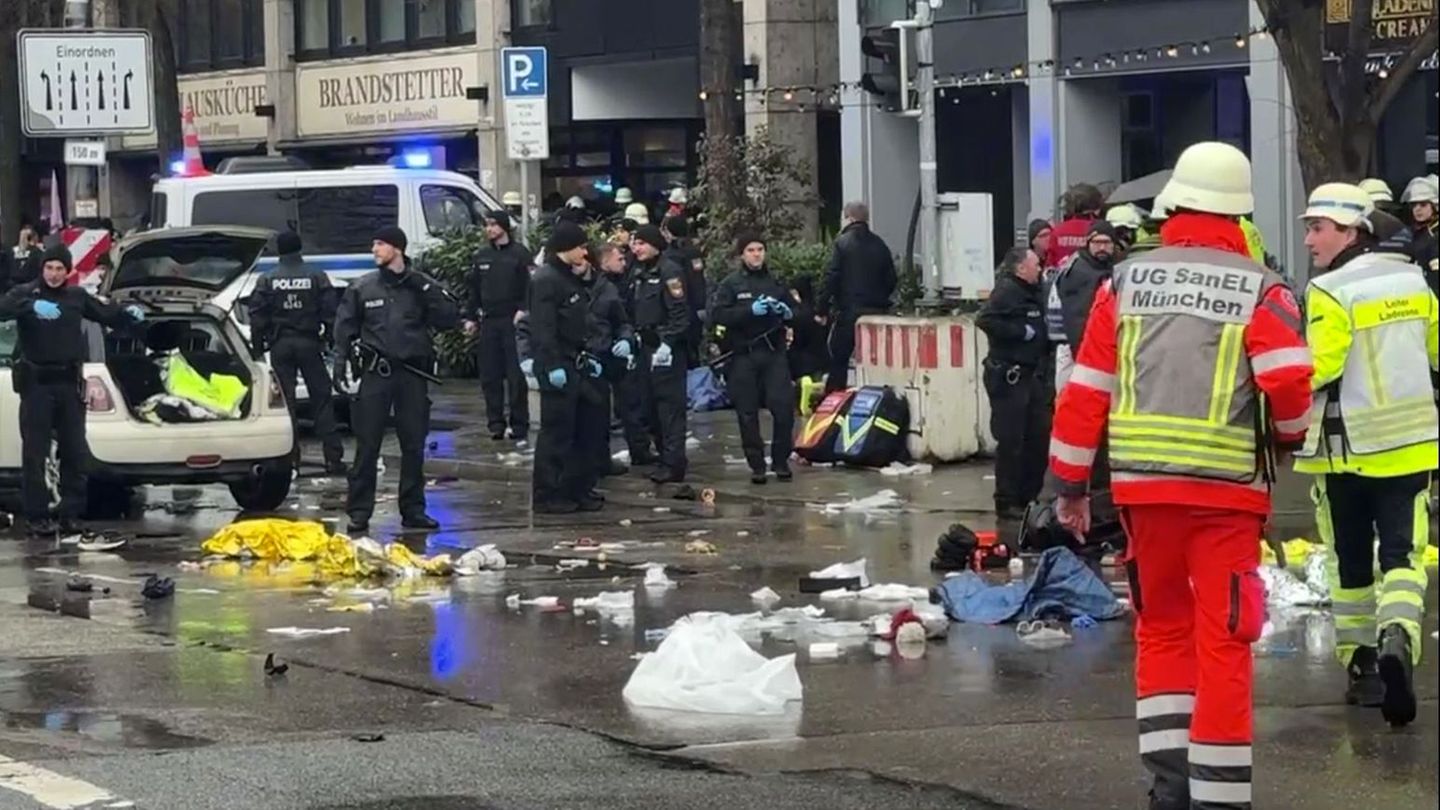 Die Beamten nahmen den Fahrer des Wagens in Gewahrsam, die Hintergründe des Geschehens waren zunächst unklar. Die Beamten nahmen den Fahrer des Wagens in Gewahrsam, die Hintergründe des Geschehens waren zunächst unklar.