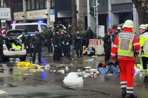 Die Beamten nahmen den Fahrer des Wagens in Gewahrsam, die Hintergründe des Geschehens waren zunächst unklar.