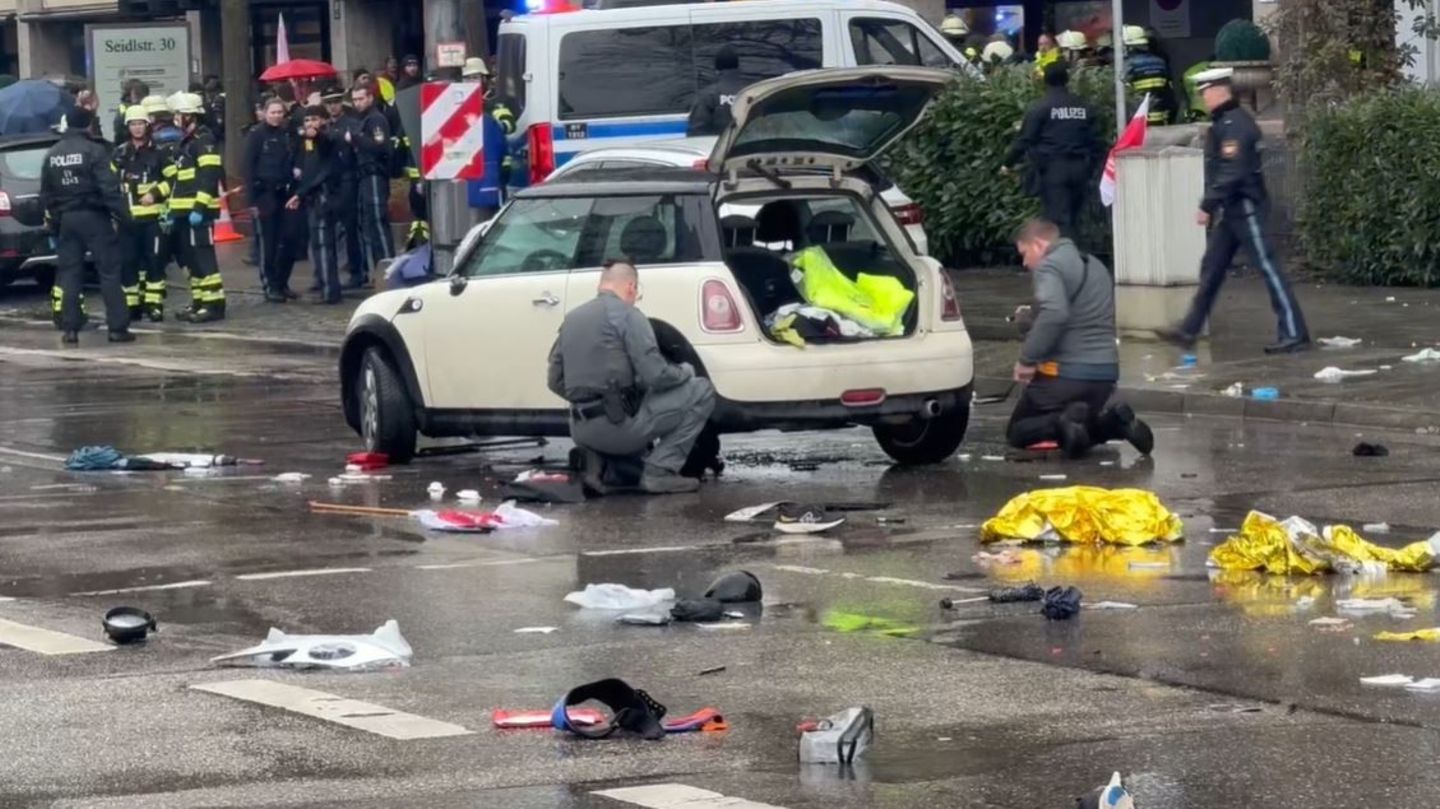 Polizisten untersuchen ein Auto in der Nähe des Einsatzortes. Wie die Polizei auf der Plattform X mitteilte, wurden mehrere Menschen verletzt. "Wir sind aktuell mit starken Kräften vor Ort", sagte ein Polizeisprecher