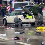 Polizisten untersuchen ein Auto in der Nähe des Einsatzortes. Wie die Polizei auf der Plattform X mitteilte, wurden mehrere Menschen verletzt. "Wir sind aktuell mit starken Kräften vor Ort", sagte ein Polizeisprecher