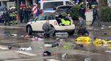 Polizisten untersuchen ein Auto in der Nähe des Einsatzortes. Wie die Polizei auf der Plattform X mitteilte, wurden mehrere Menschen verletzt. "Wir sind aktuell mit starken Kräften vor Ort", sagte ein Polizeisprecher