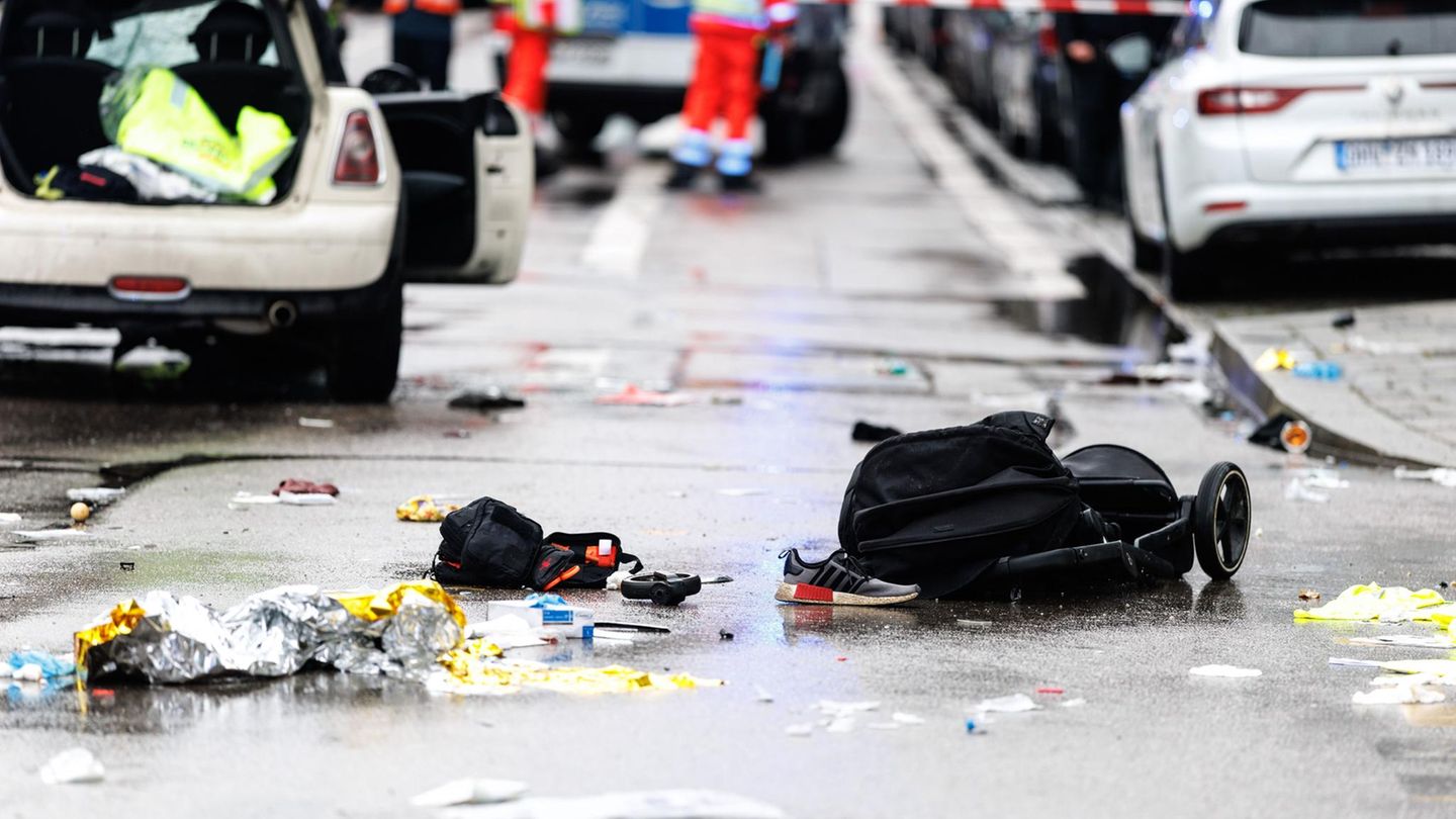 Ein Auto der Marke Mini steht in München im Zentrum des Einsatzortes. Zuvor ist es in eine Menschengruppe gefahren Ein Auto der Marke Mini steht in München im Zentrum des Einsatzortes. Zuvor ist es in eine Menschengruppe gefahren