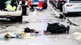 Ein Auto der Marke Mini steht in München im Zentrum des Einsatzortes. Zuvor ist es in eine Menschengruppe gefahren