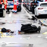 Ein Auto der Marke Mini steht in München im Zentrum des Einsatzortes. Zuvor ist es in eine Menschengruppe gefahren